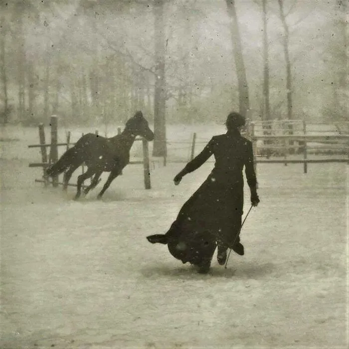 Una dama y su caballo en un día nevado de 1899