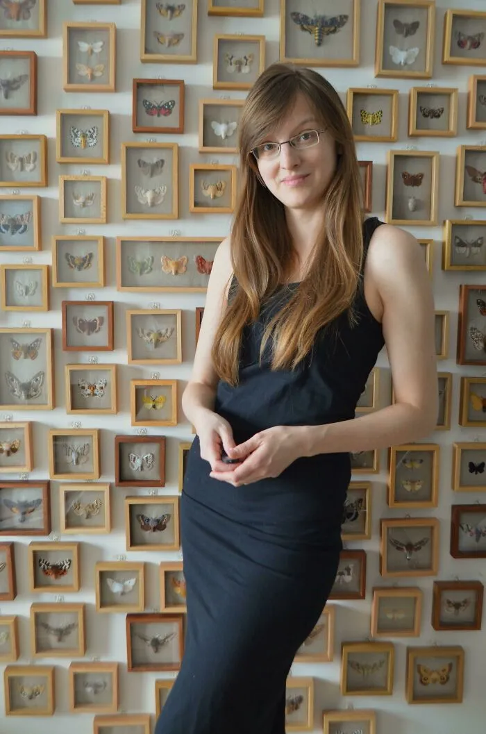 Esa es la sonrisa de alguien que posa con 100 polillas que ha bordado a mano. ¿Estoy orgullosa de mí misma? Sí