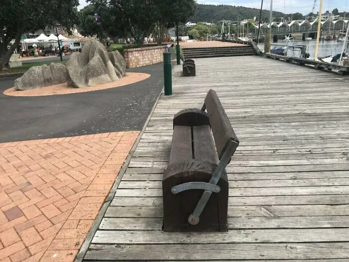 Estos bancos públicos son reversibles, así que puede elegir mirar a la gente o a los barcos