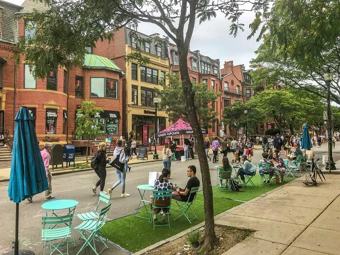 "Olvida el automóvil y construye ciudades para amantes y amigos". - Lewis Mumford