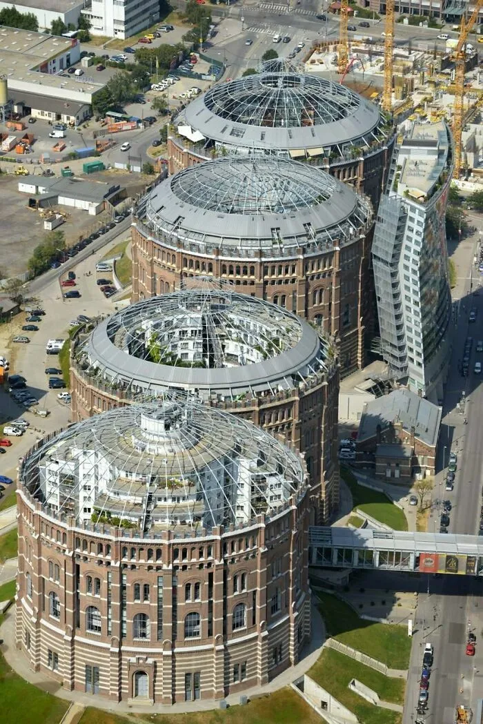 Gasómetros de Viena, tanques de almacenamiento de gas construidos por primera vez en 1896 y reconvertidos en edificios de uso mixto entre 1995 y 2001