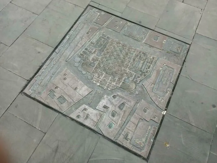 Hay un mapa del distrito en esta placa de la calle