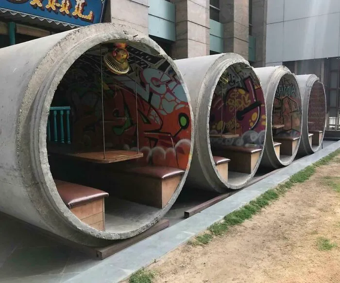 Tuberías de alcantarillado de hormigón utilizadas como asientos al aire libre