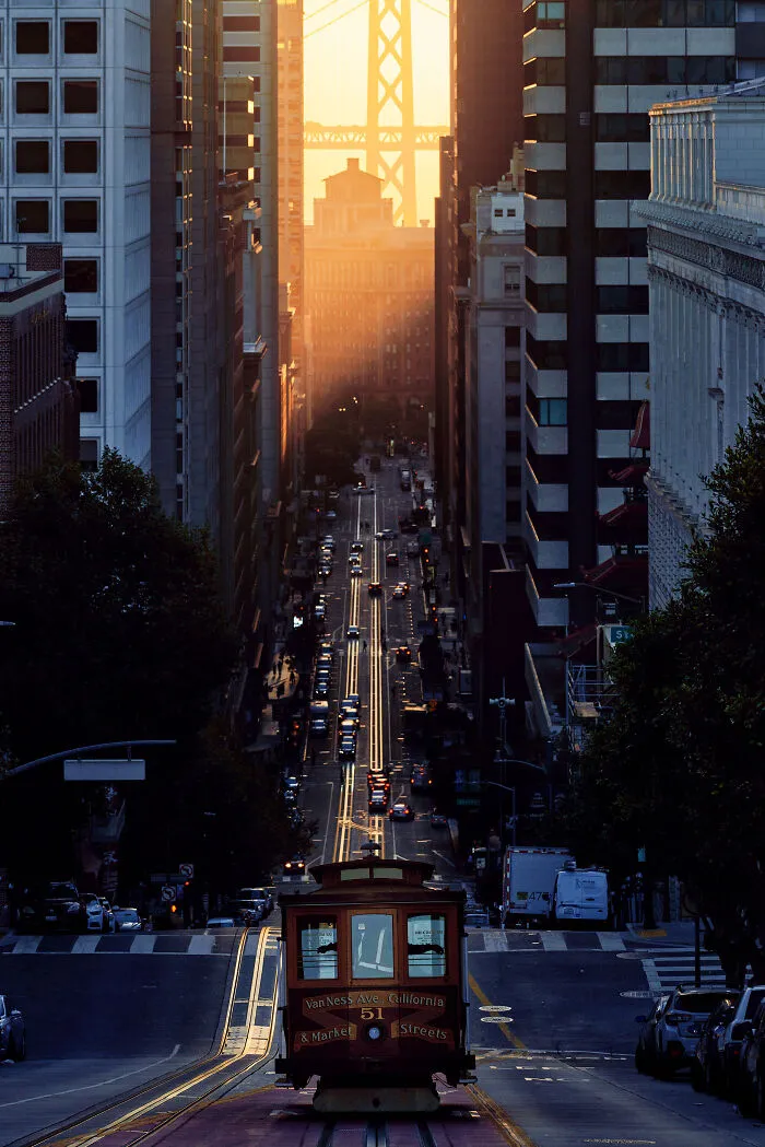 Planeé esta foto durante meses antes de venir a EE.UU., pero no esperaba que el sol tornara dorados los rieles. A veces la fotografía consiste en ser un maldito afortunado