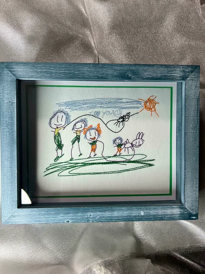 ¡Una idea original! Este es el dibujo que hizo mi sobrina y que convertí en un bordado enmarcado para mi hermana. Lo enmarqué yo misma