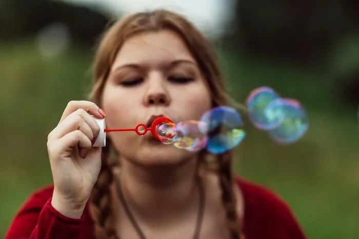 35 “Manic Pixie Dream Girl” Things Women Used To Do, Thinking It Made Them So Cool And Mysterious