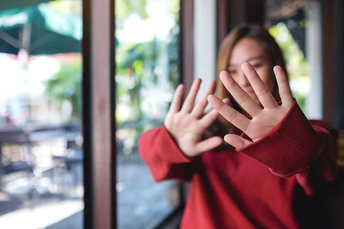 30 Low-Key Signs Someone's A Bad Human, As Shared By People Online
