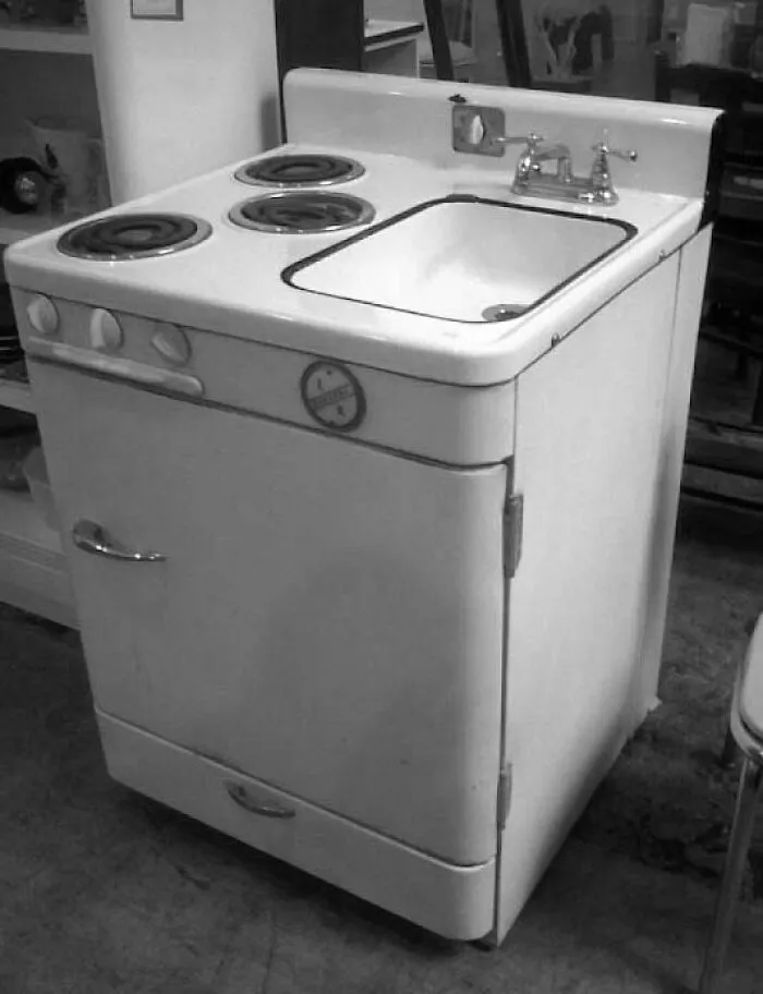 Cocina retro. Combinación de fregadero, cocina y nevera