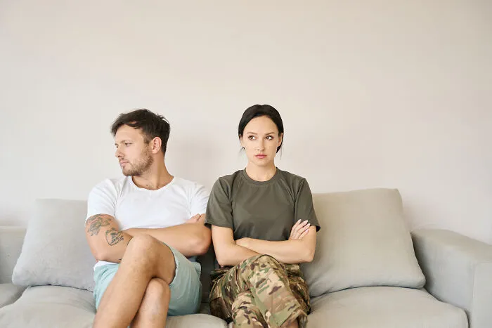 30 Low-Key Signs Someone's A Bad Human, As Shared By People Online