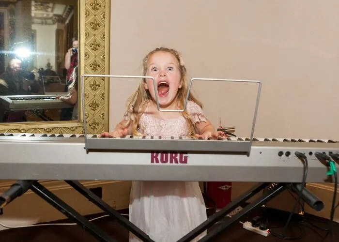 40 Honest Wedding Photos By Ian Weldon That Are As Funny As They Are Chaotic (New Pics)