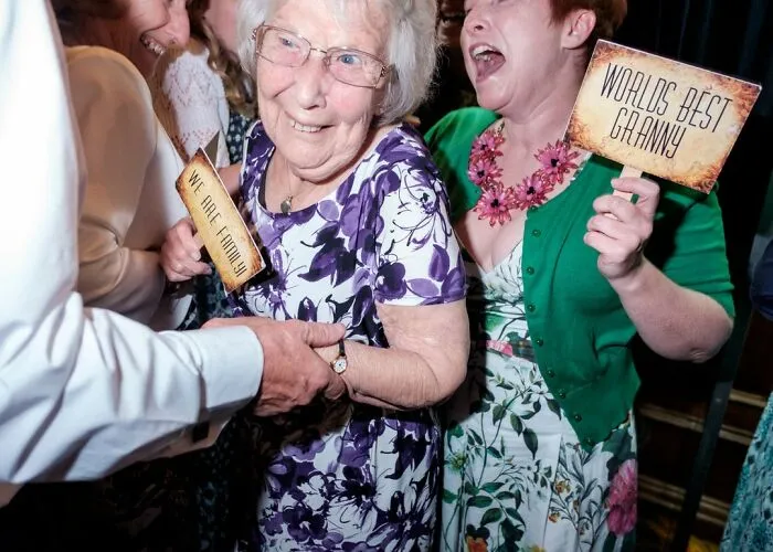 40 Honest Wedding Photos By Ian Weldon That Are As Funny As They Are Chaotic (New Pics)