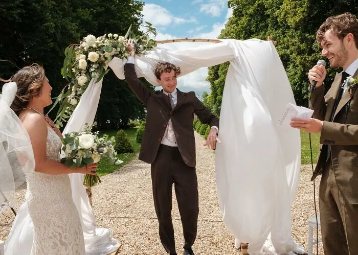 40 Honest Wedding Photos By Ian Weldon That Are As Funny As They Are Chaotic (New Pics)
