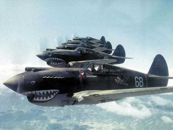 En la foto, cazas Kittyhawk del grupo de voluntarios estadounidenses volando cerca del desfiladero del río Salween, en la frontera chino-birmana, el 28 de mayo de 1942