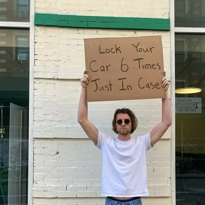 El "tipo del cartel" no deja de protestar contra cosas molestas cotidianas con divertidos carteles (25 fotos nuevas)