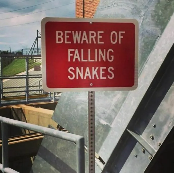 "Ominous Signs": 50 Creepy Messages Spotted In The Wild