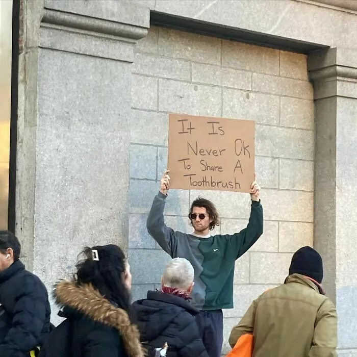 El "tipo del cartel" no deja de protestar contra cosas molestas cotidianas con divertidos carteles (25 fotos nuevas)