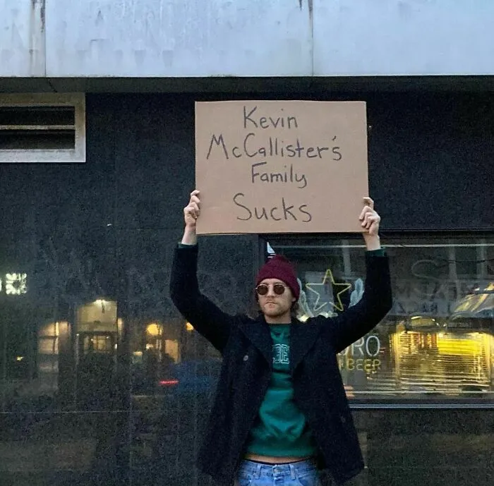 El "tipo del cartel" no deja de protestar contra cosas molestas cotidianas con divertidos carteles (25 fotos nuevas)