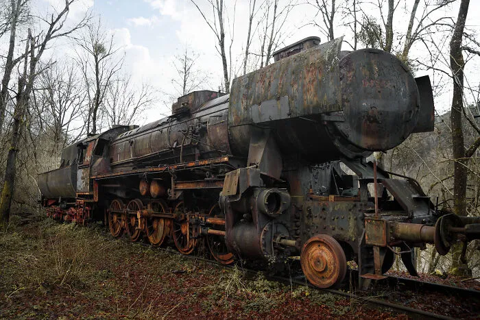 Ghostly Remains: I Took 15 Pictures Of Abandoned Trains