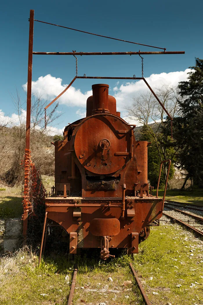 Ghostly Remains: I Took 15 Pictures Of Abandoned Trains