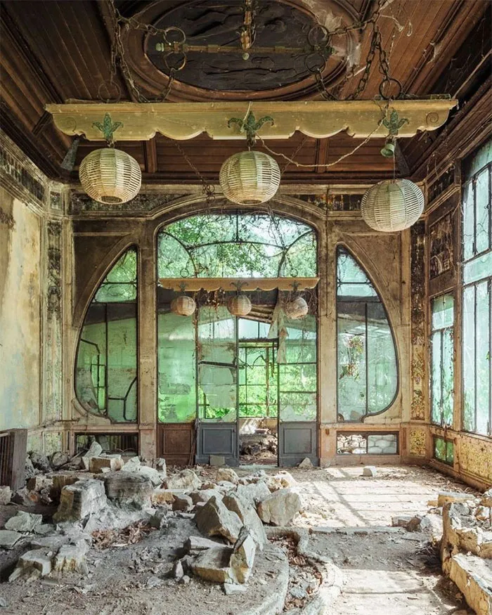 Jardín de invierno de una mansión Art Nouveau abandonada, Italia