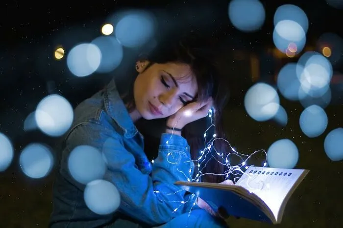 35 “Manic Pixie Dream Girl” Things Women Used To Do, Thinking It Made Them So Cool And Mysterious