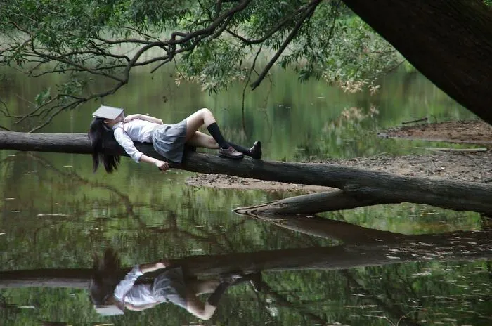 35 “Manic Pixie Dream Girl” Things Women Used To Do, Thinking It Made Them So Cool And Mysterious