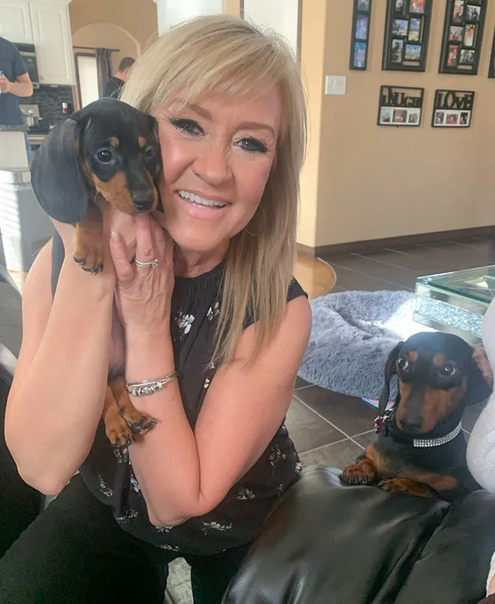 Sophie, a la derecha, estuvo un poco celosa al conocer a su nueva hermanita, Coco
