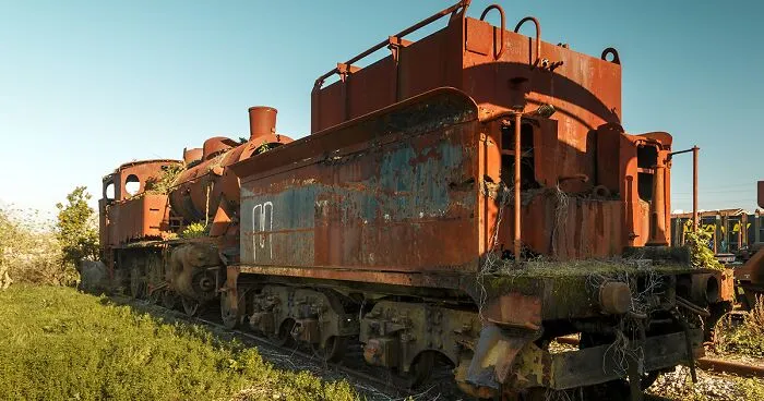 Ghostly Remains: I Took 15 Pictures Of Abandoned Trains