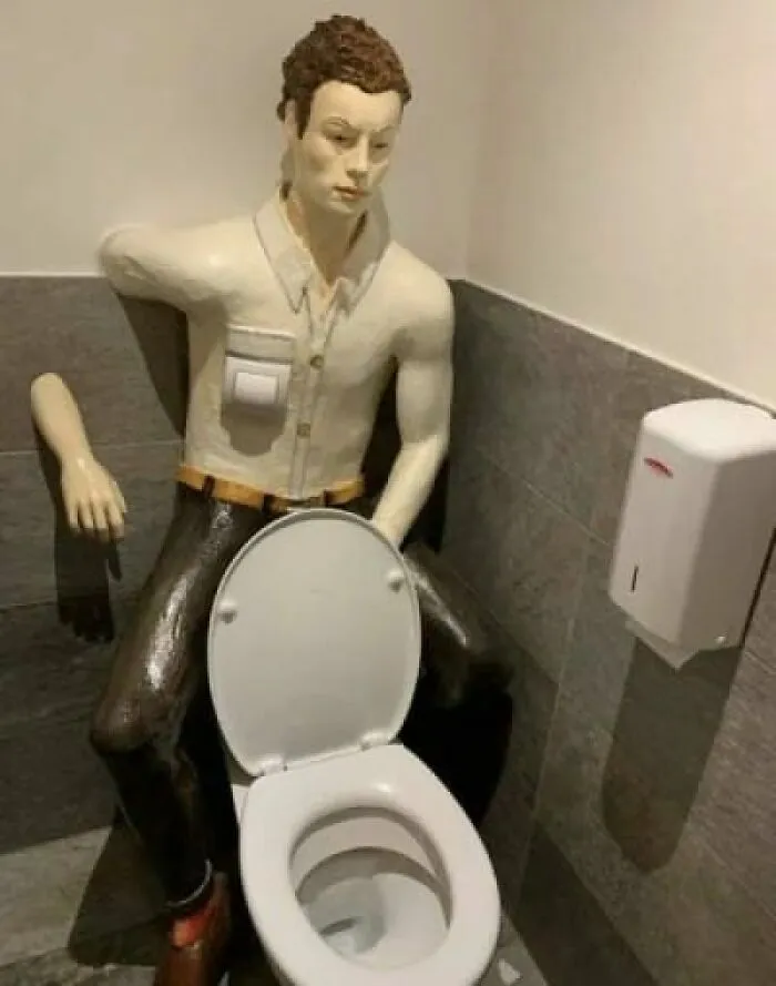 40 Of The Worst Examples Of Home Decor That People Thought Deserved To Be Roasted On This Facebook Group (New Pics)