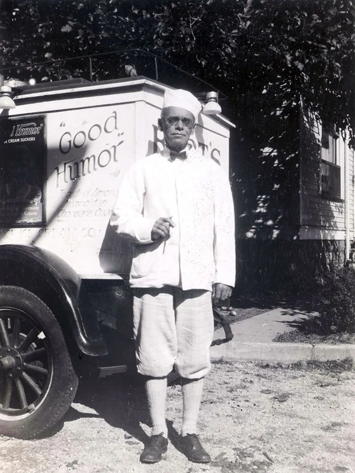 Confitero de Youngstown, Ohio. Harry B. Burt registra la primera patente para su método característico de recubrir de chocolate sus helados "Good Humor"