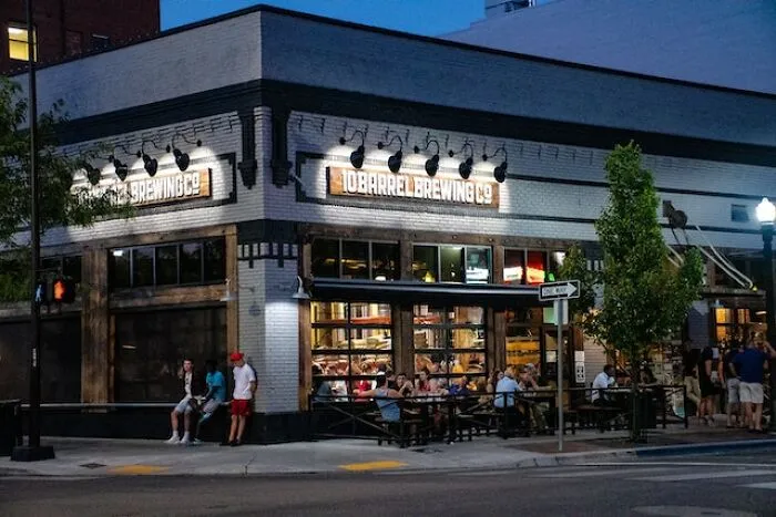 50 Hilarious Bits Of Small-Town Gossip That May Make You Regret Living In The Big City