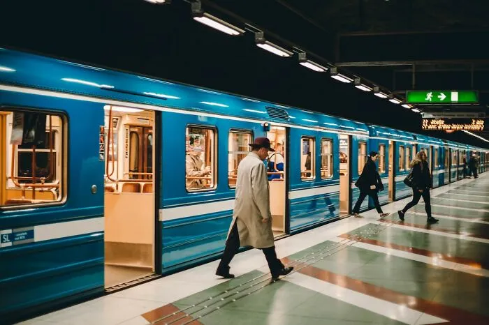 30 Americans Who Moved To Another Country Share The Pros And Cons Of Doing So