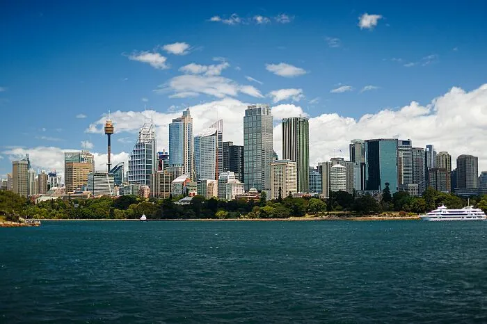 30 Americans Who Moved To Another Country Share The Pros And Cons Of Doing So