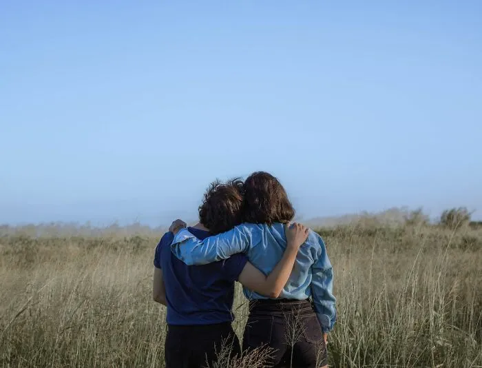 20 Personas cuentan cuando se dieron cuenta de que un amigo no era lo que aparentaba ser