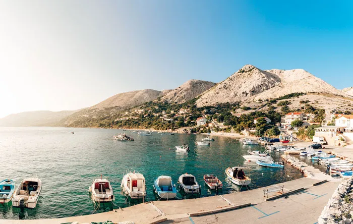 Photo of the beach near mountains