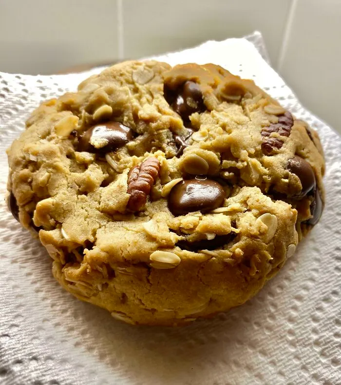 Galletas de chocolate y avena con nueces. Normalmente las meto en el horno 20 minutos después de que mi niño se haya ido a la cama  