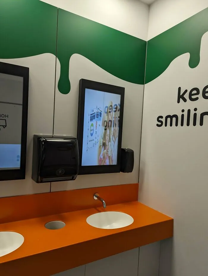 Retretes de pago con publicidad en lugar de espejos