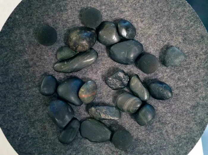 Rocas y papas pintadas como rocas en un restaurante con estrella Michelin