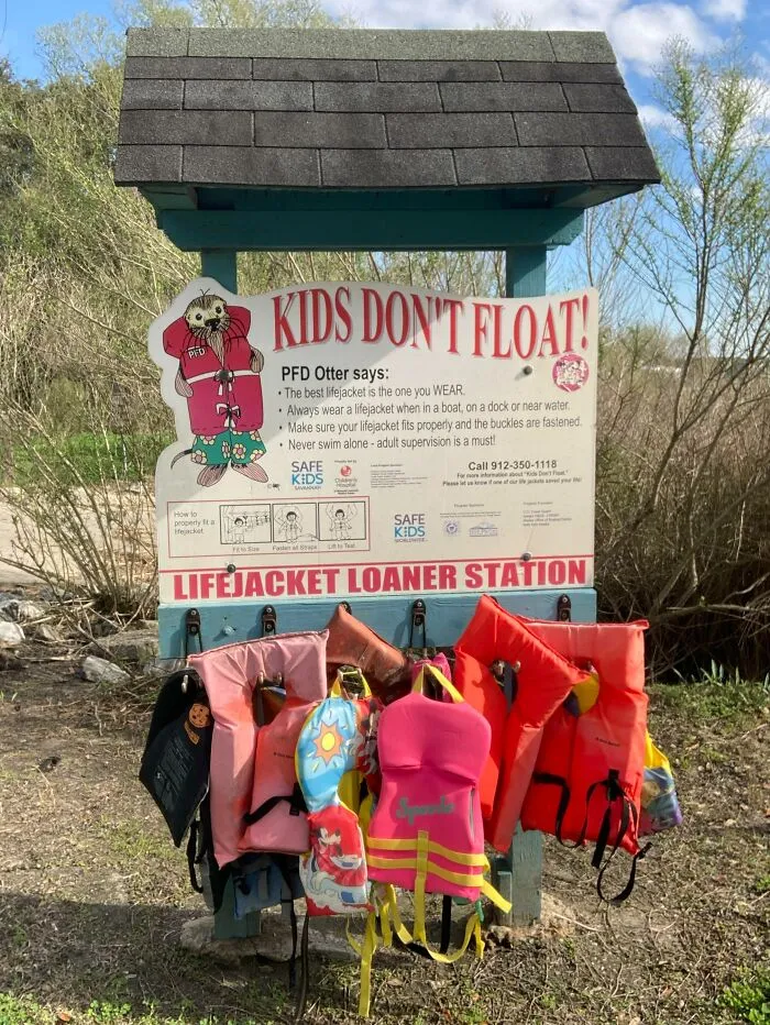 Esta estación ofrece chalecos salvavidas para prestar gratis a los niños