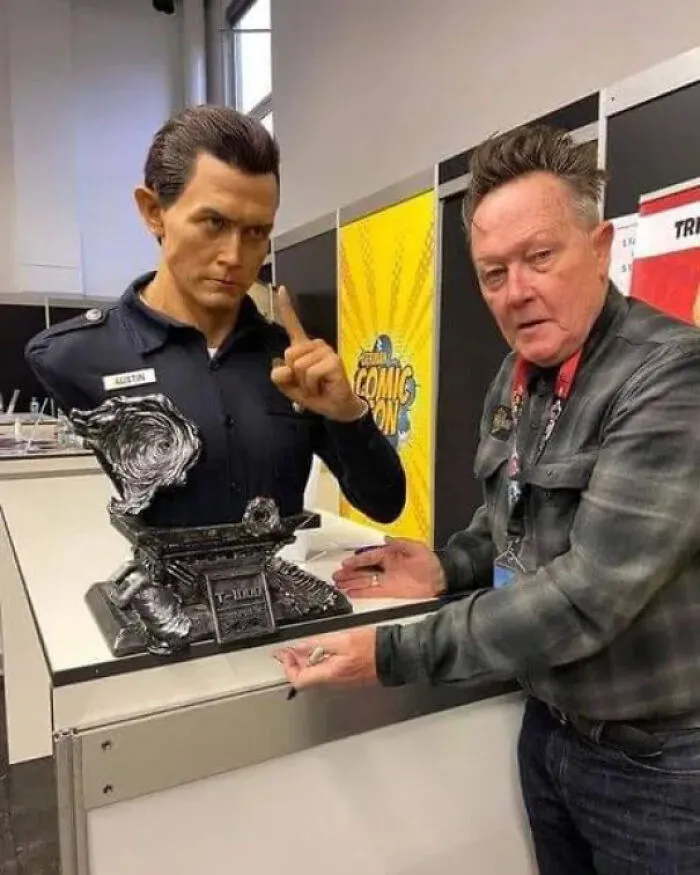 "¿Quién es ese viejo con el T-1000? ...........oh"