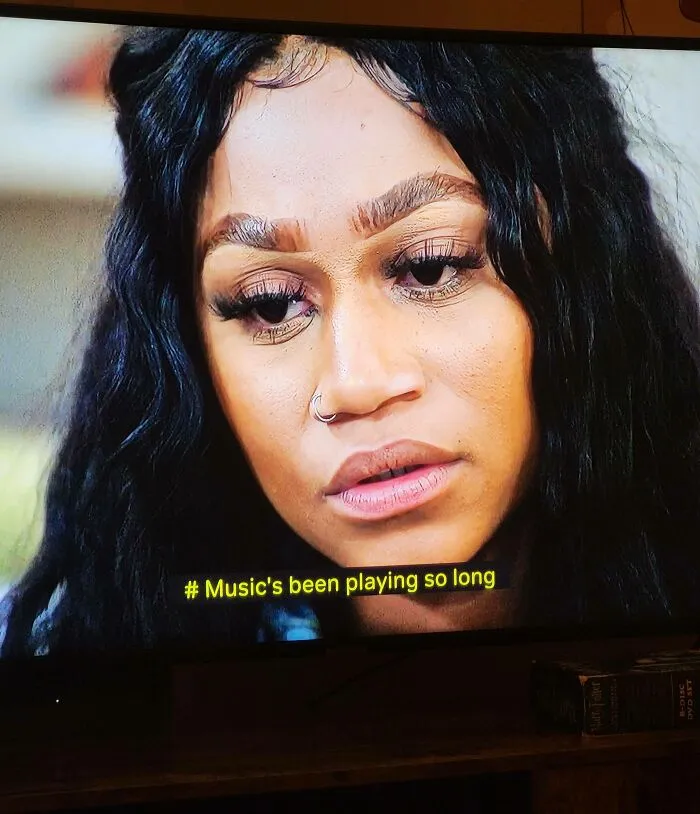  La chica que se gana la vida “maquillando”. Esas cejas, por Dios 