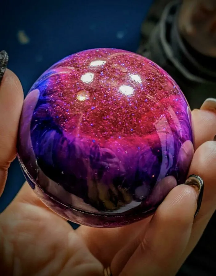 Soy un artista de la cremación. Hago piezas de arte personalizadas utilizando cenizas de cremación de mascotas y humanos para honrar a los que han fallecido. Este es un orbe de la galaxia que hice 