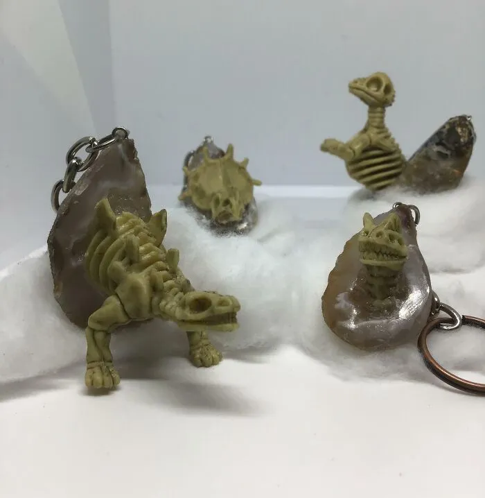 Dinosaurios emergiendo de una geoda. ¡Los nuevos llaveros que hice! 
