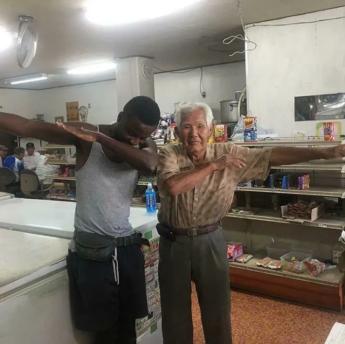 Este es Hirane de Japón. Accidentalmente entré a su tienda para preguntar por una dirección. Así que nos pusimos a hablar y nos hicimos buenos amigos. Ahora, dedica 2 horas al día para enseñarme japonés 