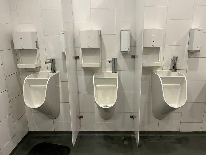 Combinación de urinario y lavabo. El agua usada del fregadero desagua en el urinario