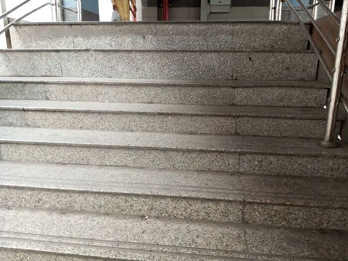 Los dos últimos escalones son más altos que los otros 50 