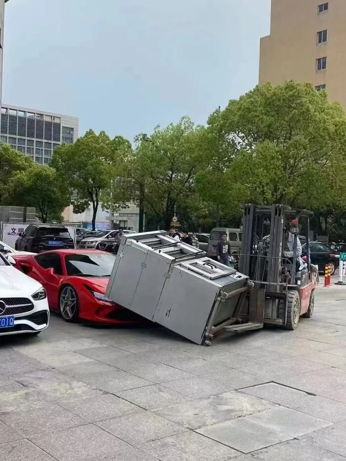 El horno se cayó sobre un Ferrari