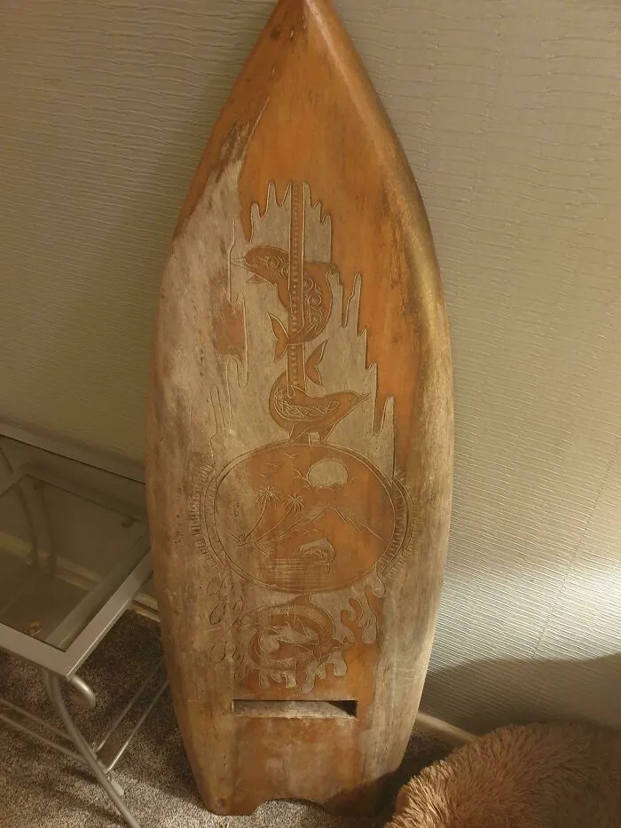 Está hecho de madera dura muy pesada. No estoy seguro de la edad por desgracia. Regalado por un amigo de la familia. Gracias