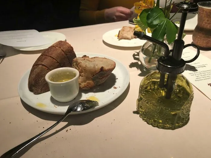 Cuando descubres por las malas que el desinfectante de manos del restaurante italiano se ve exactamente como el aceite de oliva