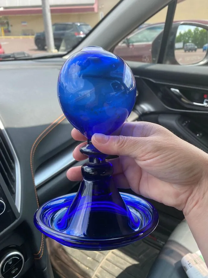 Cosa de cristal azul encontrado en Goodwill. Alrededor de 5 pulgadas de alto con un agujero en la parte superior